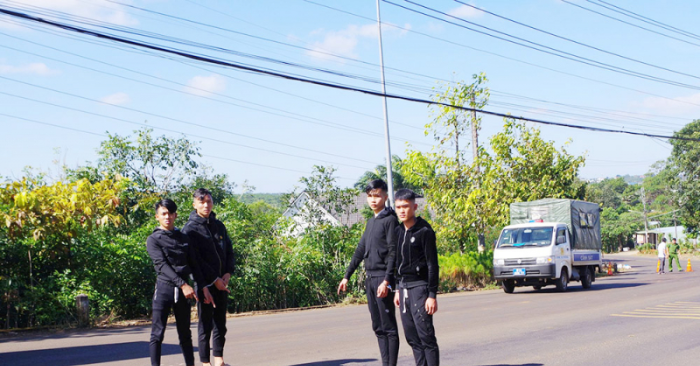 Người phụ nữ thu gom phế liệu