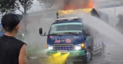 Xe tải bốc cháy, tài xế lái thẳng đến trụ sở PCCC ở TPHCM cầu cứu