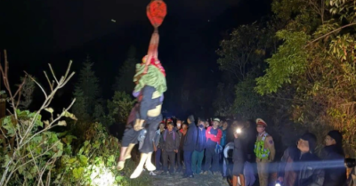 Ba người đi xe máy rơi xuống vực sâu, một nạn nhân tử vong