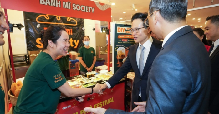 Cựu giám đốc Google bán bánh mì Việt tại Singapore