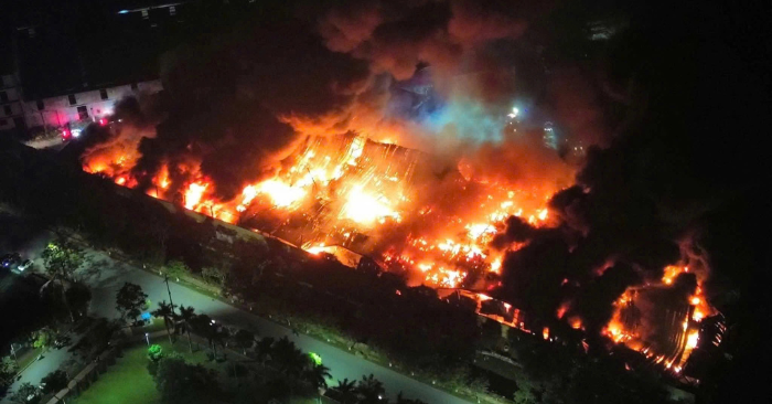 Lửa ngùn ngụt ở công ty bao bì