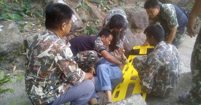 Bị chồng đẩy xuống vách đá 34 mét vẫn sống sót