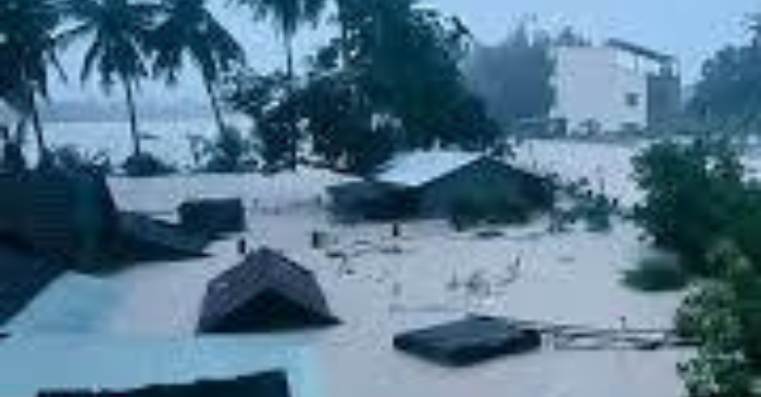 Mẹ và bé sơ sinh bị từ chối trú lũ