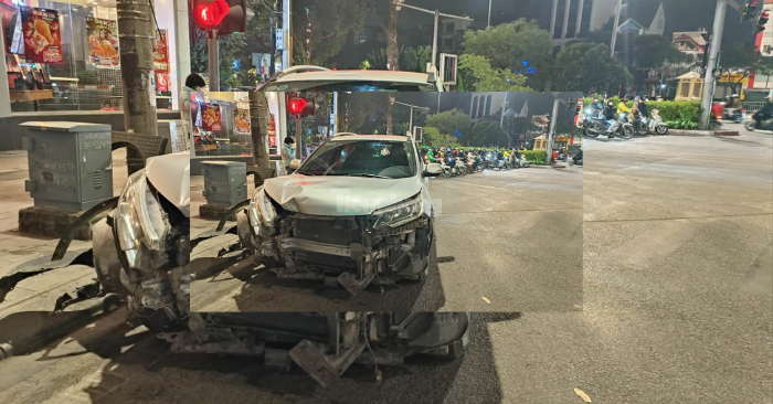 Ô tô con biến dạng sau va chạm đường Láng