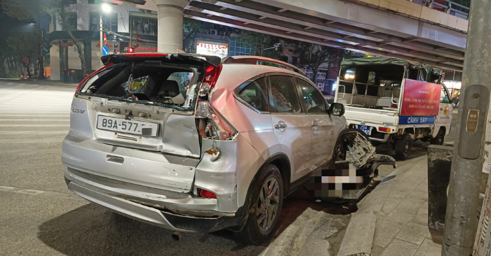Ô tô con biến dạng sau va chạm đường Láng