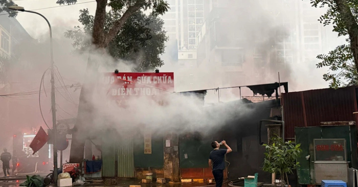 Cháy chợ Xanh lúc rạng sáng, dân sơ tán khẩn cấp