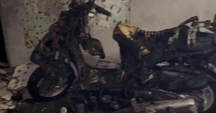  Cháy nhà giữa đêm ở Đà Lạt  Sapo: Rạng sáng 21.12, một vụ cháy nhà xảy ra tại trung tâm TP Đà Lạt, tỉnh Lâm Đồng, khiến 4 người trong cùng một gia đình bị mắc kẹt trên tầng 2. Lực lượng Cảnh sát PCCC – cứu nạn cứu hộ đã nhanh chóng tiếp cận hiện trường; kịp thời giải cứu toàn bộ nạn nhân an toàn.  Cháy nhà giữa đêm trung tâm Đà Lạt  Vụ cháy nhà xảy ra vào rạng sáng 21.12 trên đường Bùi Thị Xuân, phường Xuân Hương, TP Đà Lạt. Thời điểm xảy ra hỏa hoạn, nhiều người dân đang ngủ; đám cháy bùng phát bất ngờ tại tầng trệt căn nhà. Ngọn lửa lan nhanh, tạo ra khói đen dày đặc bao trùm khu vực xung quanh. Do nằm ở trung tâm thành phố, khu vực xảy ra cháy có mật độ dân cư đông đúc. Nguy cơ cháy lan sang các hộ liền kề được đánh giá rất cao. Người dân nhanh chóng báo tin cho lực lượng chức năng để được hỗ trợ kịp thời.  Cảnh sát PCCC tiếp cận hiện trường  Khoảng 3 giờ sáng, Phòng Cảnh sát PCCC – cứu nạn cứu hộ Công an tỉnh Lâm Đồng tiếp nhận tin báo cháy. Chỉ sau vài phút, hơn 20 cán bộ, chiến sĩ cùng 2 xe chữa cháy chuyên dụng được điều động đến hiện trường. Khi lực lượng chức năng có mặt, ngọn lửa đang cháy dữ dội tại tầng trệt; khói đen bốc cao gây cản trở việc tiếp cận. Công tác tổ chức chữa cháy được triển khai khẩn trương, chia thành nhiều mũi. Lực lượng chức năng vừa dập lửa; vừa tìm kiếm, cứu nạn những người còn mắc kẹt. Việc xử lý nhanh giúp hạn chế nguy cơ cháy lan ra khu dân cư xung quanh.  Giải cứu 4 người mắc kẹt  Ông Huỳnh Tấn Công, chủ căn nhà, kịp thời thoát ra ngoài và thông báo vẫn còn người mắc kẹt. Theo thông tin ban đầu, trên tầng 2 có 4 người chưa thể thoát nạn. Các nạn nhân gồm một cụ bà 77 tuổi, hai người trung niên và một thiếu niên. Lối thoát bị lửa và khói bao phủ khiến họ không thể tự di chuyển. Trước tình huống nguy cấp, lực lượng Cảnh sát PCCC triển khai xe thang tiếp cận từ bên ngoài. Sau khoảng 15 phút, toàn bộ 4 người được đưa ra ngoài an toàn; không ghi nhận thương vong.  Khống chế cháy, hạn chế thiệt hại  Song song với công tác cứu nạn, lực lượng chữa cháy tập trung khống chế hoàn toàn đám cháy. Các mũi phun nước được triển khai để dập lửa tại tầng trệt; ngăn cháy lan lên các khu vực khác. Vụ cháy khiến 2 xe máy bị thiêu rụi hoàn toàn. Một phần trần nhà cùng nhiều vật dụng sinh hoạt bị hư hỏng nặng. Rất may, đám cháy được khống chế kịp thời; không lan sang nhà dân lân cận. Hiện cơ quan chức năng đang điều tra nguyên nhân vụ cháy. Sự vào cuộc nhanh chóng của lực lượng PCCC góp phần bảo vệ an toàn tính mạng người dân.  Nếu bạn cần tiếp:  ✅ Phân tích từ khóa chính – phụ  ✅ Thẻ mô tả SEO  ✅ Chú thích ảnh chuẩn báo  ✅ Tinh chỉnh câu chữ theo từng tòa soạn  bạn cứ nói rõ, mình chỉnh ngay