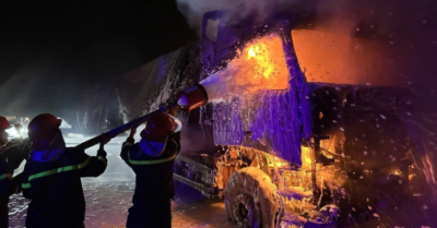 Xe đầu kéo chở 30 tấn viên nén năng lượng bốc cháy trên cao tốc