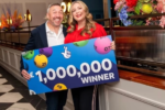 Cặp vợ chồng trúng số triệu đô lần hai nhờ tấm vé tặng miễn phí ngẫu nhiên