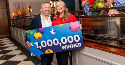 Cặp vợ chồng trúng số triệu đô lần hai nhờ tấm vé tặng miễn phí ngẫu nhiên