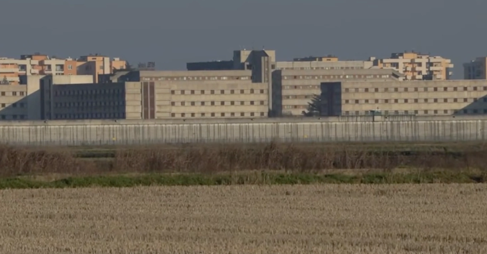 Nhà tù an ninh tối đa Opera Milan với những bức tường cao 6 mét. (Ảnh: Chụp màn hình/ Khai Mở)