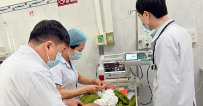 Cứu bé sơ sinh bị vùi lấp: Bới đất giải cứu cháu bé còn nguyên dây rốn