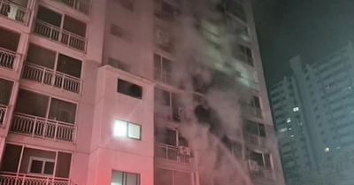 Chung cư náo loạn trong đêm vì bé gái đốt phòng ngủ sau tranh cãi chuyện điện thoại