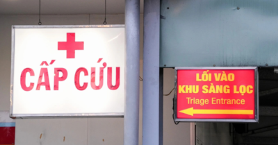 Bé trai 8 tuổi bị mảnh vỡ bồn cầu đâm sâu vào lưng, nhập viện khẩn cấp