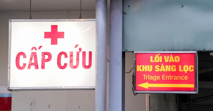 Bé trai 8 tuổi bị mảnh vỡ bồn cầu đâm sâu vào lưng, nhập viện khẩn cấp