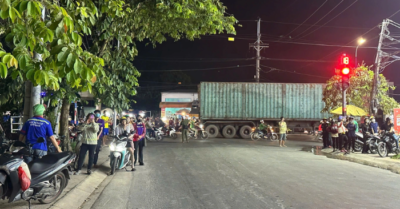 Xe chở gỗ bốc cháy ở TPHCM: Hàng chục người dân hỗ trợ dập lửa