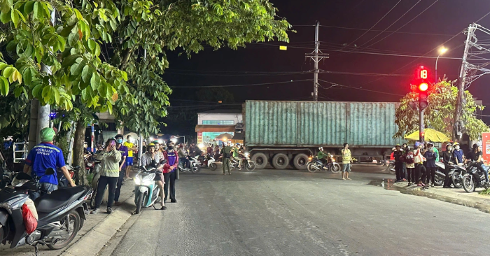 Xe chở gỗ bốc cháy ở TPHCM: Hàng chục người dân hỗ trợ dập lửa