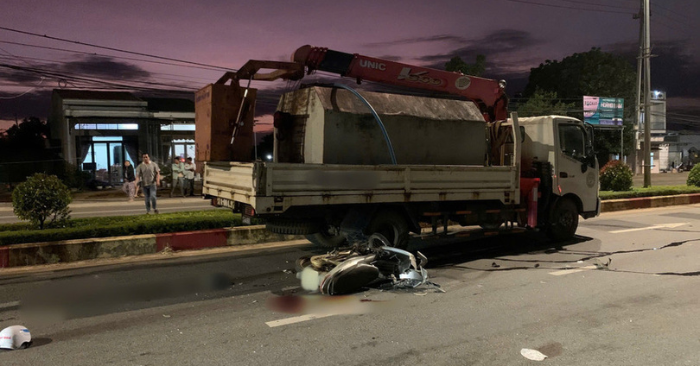 Gia Lai: Xe máy tông xe bồn tưới cây, một người tử vong