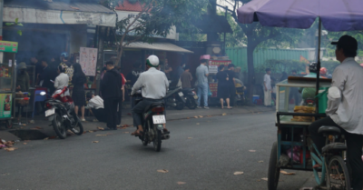 Nhà mặt phố TPHCM “ngộp thở” vì khói cơm sườn từ rạng sáng