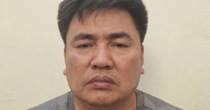 Một người đàn ông vi phạm giao thông, nghi sử dụng biển kiểm soát giả đã chống đối, bất ngờ đẩy cán bộ CSGT vào đầu xe tải đang chạy. Rất may, cán bộ kịp tránh và khống chế đối tượng