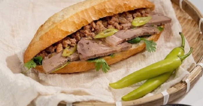 Sau khi ăn bánh mì thương hiệu H.V, 15 người dân tại Quảng Ngãi xuất hiện các triệu chứng rối loạn tiêu hóa, nhiều trường hợp phải nhập viện, ngành y tế đang khẩn trương điều tra