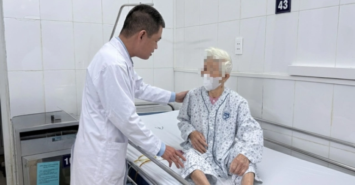 Các bác sĩ Bệnh viện Đa khoa Xanh Pôn vừa phẫu thuật nội soi thành công cho cụ bà 105 tuổi bị viêm túi mật hoại tử kèm sỏi ống mật chủ, giúp bệnh nhân vượt qua nguy kịch và hồi phục tốt sau điều trị