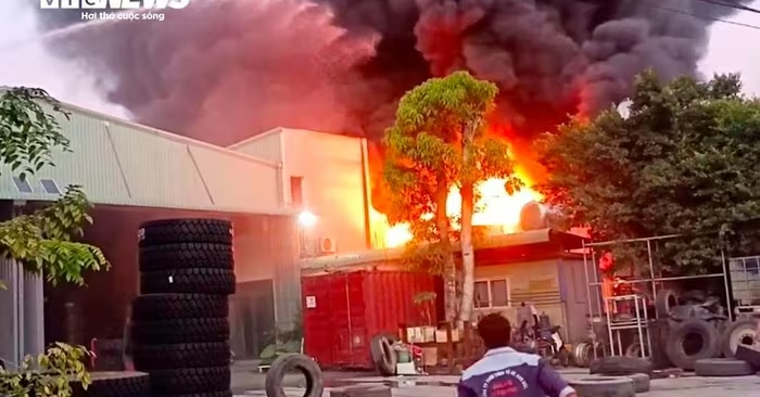 Chiều 30/12, hỏa hoạn bùng phát dữ dội tại một kho phế liệu chuyên thu gom lốp xe trên đường Mỹ Phước. Tân Vạn TP.HCM. Ngọn lửa nhanh chóng lan rộng, thiêu rụi toàn bộ nhà xưởng cùng tài sản bên trong,nhưng không gây thiệt hại về người