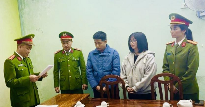 Công an tỉnh Tuyên Quang đã bắt tạm giam Võ Thanh Tuyền và Trần Thị Phương Anh, hai đối tượng chuyên tạo link, website giả mạo ngân hàng, tiếp tay đường dây lừa đảo tại Campuchia chiếm đoạt hơn 1,5 tỷ đồng