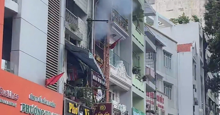 Đám cháy xảy ra lúc hơn 4 giờ hôm nay tại quán ăn 4 tầng trên đường Trần Hưng Đạo trung tâm TPHCM