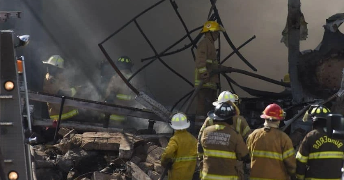 Máy bay phản lực tư nhân gặp nạn khi hạ cánh khẩn cấp xuống sân bóng gần Mexico City, đâm trúng nhà kho trong khu công nghiệp, bốc cháy dữ dội khiến 10 người tử vong, trong đó có ba trẻ em