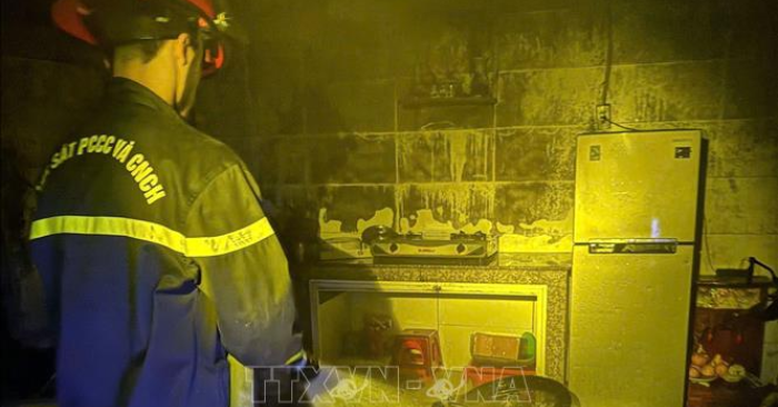 Khoảng 3 giờ sáng 21/12, một căn nhà trên đường Bùi Thị Xuân TP Đà Lạt, Lâm Đồng bất ngờ bốc cháy dữ dội, khiến 4 người trong cùng gia đình bị mắc kẹt. Lực lượng Cảnh sát PCCC&CNCH đã kịp thời giải cứu các nạn nhân an toàn