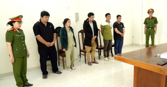 Liên quan vụ tai nạn điện nghiêm trọng khiến một người đàn ông tử vong khi đang làm việc trên trụ điện trung thế tại phường Tây Nha Trang, Công an tỉnh Khánh Hòa đã khởi tố nhiều bị can và bắt tạm giam 4 người để phục vụ điều tra