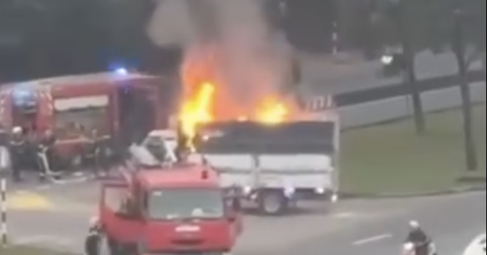 uyên Giáp TP Thủ Đức, một xe tải bất ngờ bốc cháy ở thùng xe. Trước tình huống nguy hiểm, tài xế đã nhanh trí lái xe đang cháy thẳng đến trụ sở cảnh sát PCCC gần nhất để nhờ hỗ trợ kịp thờ