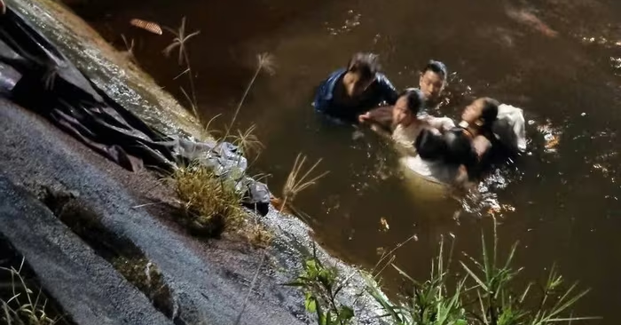 Giữa đêm mưa lớn, một người phụ nữ chở theo 2 học sinh bất ngờ rơi xuống kênh nước chảy xiết ở Quảng Trị. Nhờ hành động dũng cảm của 3 người dân, cả 3 nạn nhân đã được cứu sống kịp thời