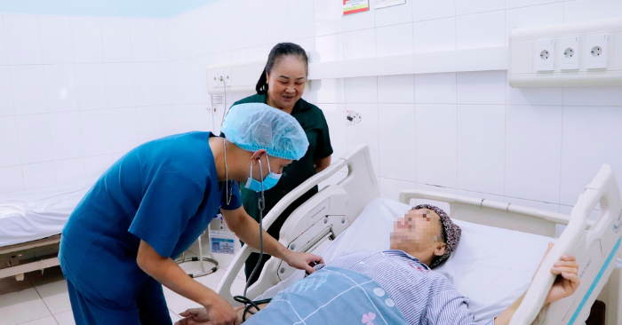 ng khớp kéo dài, một người đàn ông 59 tuổi ở Quảng Ninh tự tiêm thuốc giảm đau trong nhiều ngày, dẫn đến thủng dạ dày, sốc nhiễm khuẩn nguy kịch, phải phẫu thuật cấp cứu để giành lại sự sống