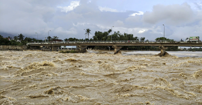 Mưa lớn kéo dài khiến sông Cái dâng mạnh, đe dọa 36 xã phường tại Khánh Hòa với nguy cơ lũ quét, sạt lở và ngập sâu. Nhiều khu dân cư phải sơ tán