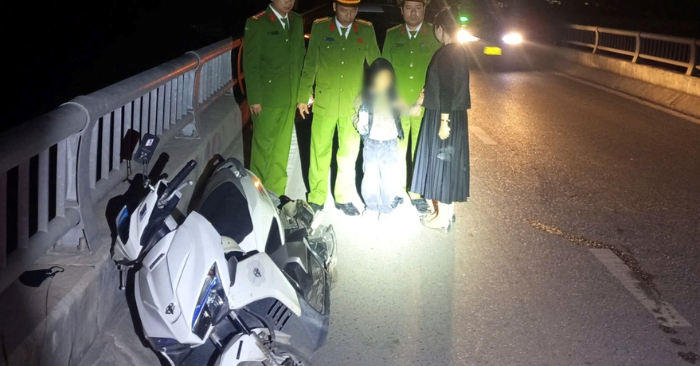 Công an phường Bạch Đằng Hải Phòng kịp thời phát hiện và ngăn chặn một phụ nữ cùng con nhỏ buộc tay vào nhau, đứng trên lan can cầu Xi Măng chuẩn bị nhảy xuống sông