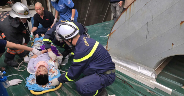 Lực lượng cứu nạn cứu hộ Hà Nội phản ứng nhanh, kịp thời đưa cháu bé rơi từ tầng cao chung cư Hồ Gươm Plaza xuống đất an toàn, bàn giao cho y tế chăm sóc