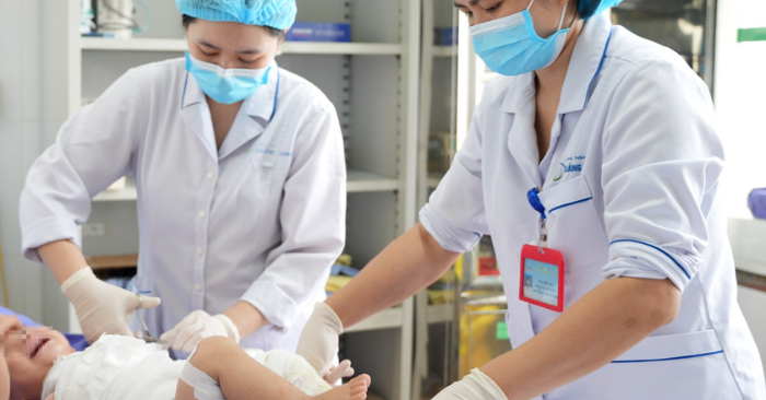 Bé gái 13 tháng tuổi tại Quảng Ninh bị bỏng nước sôi độ II,III trên nhiều vùng cơ thể đã được Bệnh viện Sản Nhi Quảng Ninh cấp cứu và điều trị kịp thời, giúp tránh nguy cơ biến chứng nặng