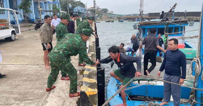 Nhờ phát tín hiệu cầu cứu kịp thời và sự phối hợp hiệu quả giữa Bộ đội Biên phòng với các tàu cá lân cận, 6 thuyền viên gặp nạn do tàu cá bị sóng đánh chìm trên biển Quảng Trị đã được cứu sống an toàn
