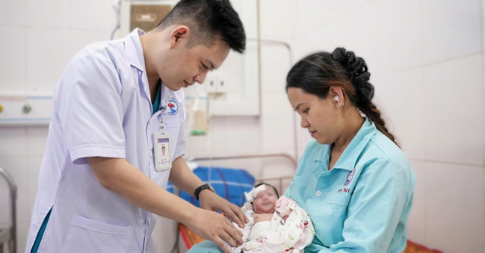 29/12, Bệnh viện đa khoa tỉnh Quảng Trị cho biết, sau 14 ngày điều trị tích cực, bé gái sau sinh nặng 2,1kg được chẩn đoán suy dinh dưỡng bào thai kèm tắc tá tràng đã ổn định sức khỏe