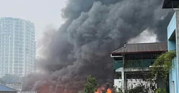 Khoảng 6h sáng 1/12, khu hành chính tầng 3 Nhà máy Bia Hà Nội Habeco bất ngờ bốc cháy, tạo cột khói đen lớn và làm giao thông quanh Hoàng Hoa Thám ùn tắc kéo dài