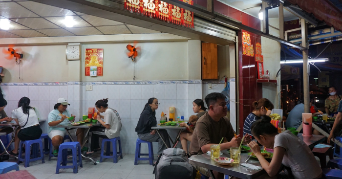 Hủ tiếu nhà xác TPHCM: Quán đêm nửa thế kỷ luôn đông khách