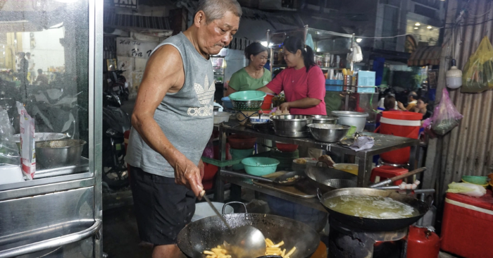 Hủ tiếu nhà xác TPHCM: Quán đêm nửa thế kỷ luôn đông khách