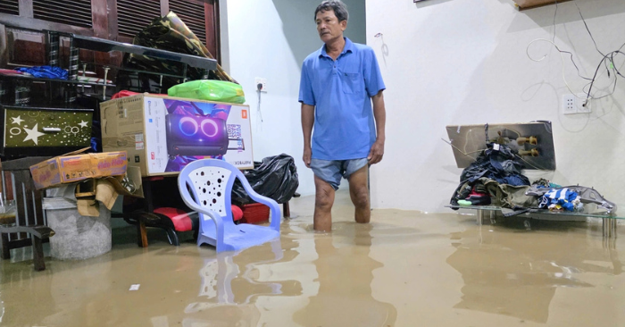 Lũ Phan Thiết gây ngập sâu, người dân sơ tán trong đêm