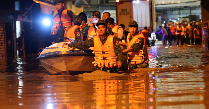 lũ Phan Thiết gây ngập sâu, người dân sơ tán trong đêm