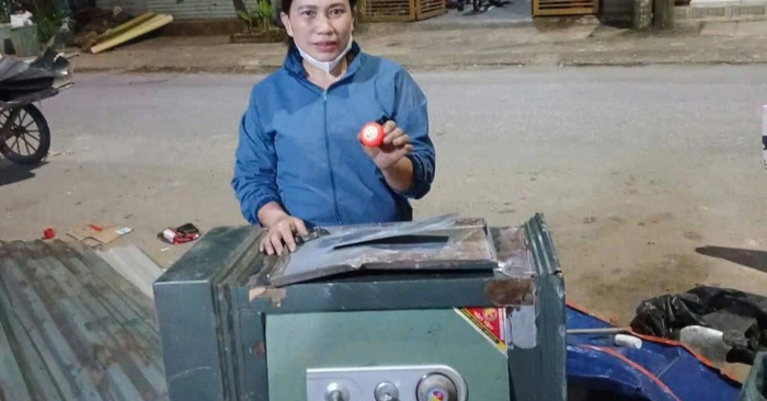 Nhặt được vàng trong két sắt phế liệu, giao nộp cho công an