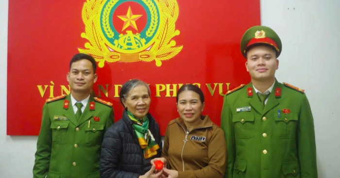 Nhặt được vàng trong két sắt phế liệu, giao nộp cho công an