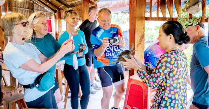 Du khách đến Việt Nam tăng mạnh nhưng chi tiêu mua sắm vẫn ì ạch