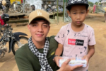 Tài xế trẻ đổi tiền cuốc xe thành sách vở tặng học sinh vùng lũ